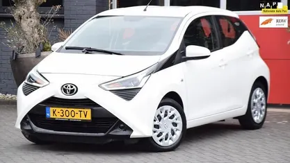 Wit Gebruikt 2021 Toyota Aygo X-play Hatchback | € 9.950 (Eerlijke prijs)