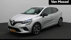 Grijs Gebruikt 2023 Renault Clio V Evolution Hatchback | € 17.435 (Eerlijke prijs)