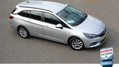 Grijs Gebruikt 2020 Opel Astra Edition Stationwagen | € 12.794 (Eerlijke prijs)