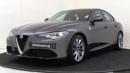 Grijs Gebruikt 2017 Alfa Romeo Giulia Super Sedan | € 24.925 (Eerlijke prijs)