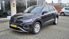 Zwart Gebruikt 2022 VW T-Roc Life SUV | € 25.950 (Eerlijke prijs)