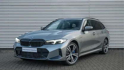Grijs Gebruikt 2024 BMW 320e M Sport Stationwagen | € 40.850 (Eerlijke prijs)