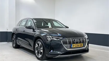 Grijs Occasion 2019 Audi e-tron Basis SUV | € 21.449 (Eerlijke prijs)