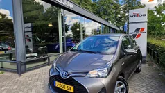 Grijs Gebruikt 2017 Toyota Yaris Hybrid Edition-S Hatchback | € 14.950 (Super prijs)