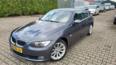 Grijs, metallic lak Gebruikt 2008 BMW 325 Executive Coupé | € 9.450 (Eerlijke prijs)