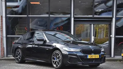 Gebruikt 2023 BMW 530e M Sport Sedan | € 42.950 (Eerlijke prijs)
