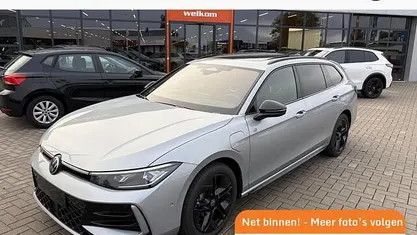 Gebruikt 2025 VW Passat R-line Edition Stationwagen | € 48.850 (Goede deal)