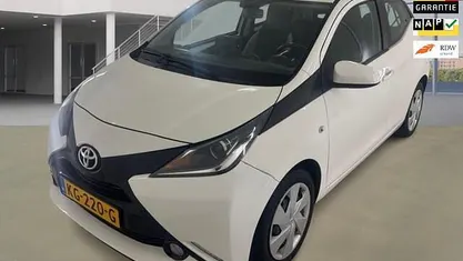 Wit (metallic) Occasion 2016 Toyota Aygo X-wave Hatchback | € 8.750 (Eerlijke prijs)