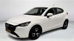 Arctic white (a4d) Gebruikt 2023 Mazda 2 Center-Line Hatchback | € 18.940 (Eerlijke prijs)