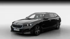 Saphirschwarz metallic (zwart metallic) Nieuw 2025 BMW i5 M Sport Sedan | € 97.526 (Eerlijke prijs)