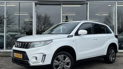 Wit (metallic) Occasion 2021 Suzuki Vitara SUV | € 19.950 (Eerlijke prijs)