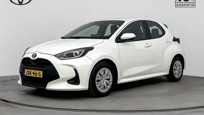Wit Occasion 2025 Toyota Yaris Hybrid Active Hatchback | € 19.945 (Goede deal)