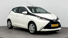 Wit Gebruikt 2015 Toyota Aygo X-play Hatchback | € 8.499 (Eerlijke prijs)