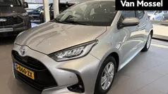 Grijs Gebruikt 2023 Toyota Yaris Hybrid Business Edition Hatchback | € 21.295 (Eerlijke prijs)