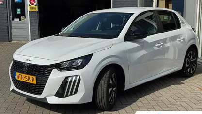 Wit Nieuw 2025 Peugeot 208 Style Hatchback | € 24.895 (Eerlijke prijs)