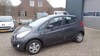 Grijs (metallic) Gebruikt 2012 Kia Venga Plus Hatchback | € 5.750 (Eerlijke prijs)