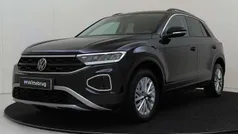 Zwart Gebruikt 2022 VW T-Roc Life SUV | € 23.925 (Eerlijke prijs)