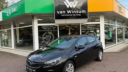 Zwart Gebruikt 2020 Opel Astra Edition Hatchback | € 12.900 (Eerlijke prijs)