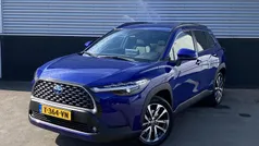 Cobalt blue metallic (blauw metallic) Gebruikt 2023 Toyota Corolla Cross Edition SUV | € 36.900 (Eerlijke prijs)
