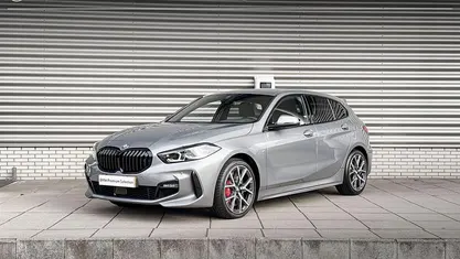 Skyscraper grey metallic (grijs metallic) Gebruikt 2024 BMW 118 Executive Hatchback | € 33.900 (Goede deal)