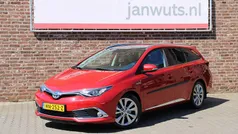Rood Gebruikt 2017 Toyota Auris Hybrid Executive Stationwagen | € 18.950 (Eerlijke prijs)