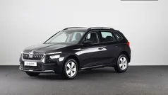 Zwart, metallic lak Gebruikt 2021 Skoda Kamiq Ambition SUV | € 18.449 (Eerlijke prijs)