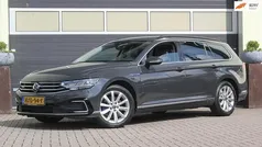 Grijs, metallic lak Gebruikt 2021 VW Passat Business Stationwagen | € 22.900 (Goede deal)