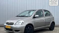 Grijs, metallic lak Gebruikt 2004 Toyota Yaris Sol Hatchback | € 3.900 (Eerlijke prijs)
