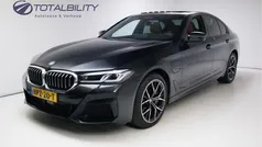 Zwart Gebruikt 2022 BMW 545e Executive Sedan | € 48.950 (Goede deal)