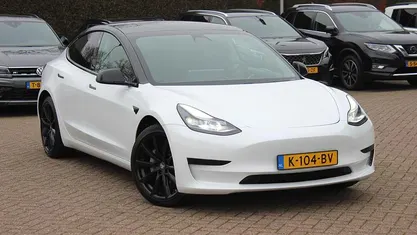 Wit Occasion 2020 Tesla Model 3 Standard Range Sedan | € 18.550 (Eerlijke prijs)