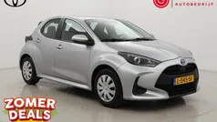 Grijs Gebruikt 2021 Toyota Yaris Hybrid Active Hatchback | € 18.999 (Eerlijke prijs)