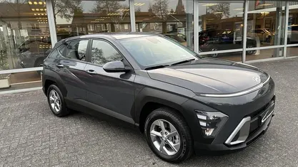 Grijs Gebruikt 2024 Hyundai Kona Comfort SUV | € 29.955 (Eerlijke prijs)