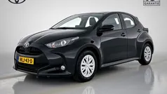 Zwart Gebruikt 2024 Toyota Yaris Hybrid Active Hatchback | € 23.445 (Eerlijke prijs)