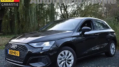 Zwart (metallic) Gebruikt 2024 Audi A3 Sportback e-tron Proline Hatchback | € 33.945 (Eerlijke prijs)