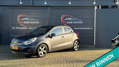 Grijs Gebruikt 2013 Kia Rio Hatchback | € 6.999 (Eerlijke prijs)
