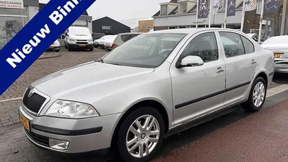 Grijs (metallic) Occasion 2006 Skoda Octavia Ambiente Hatchback | € 2.945 (Eerlijke prijs)