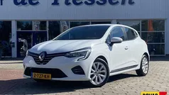 Wit Gebruikt 2021 Renault Clio V Intens Hatchback | € 12.745 (Eerlijke prijs)