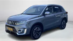 Grijs Gebruikt 2022 Suzuki Vitara Style SUV | € 25.450 (Eerlijke prijs)