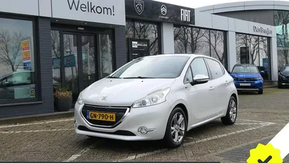 Wit Gebruikt 2015 Peugeot 208 Style Hatchback | € 7.990 (Eerlijke prijs)