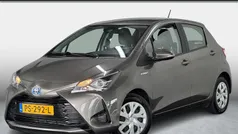 Grijs Gebruikt 2017 Toyota Yaris Hybrid Hatchback | € 15.950 (Eerlijke prijs)