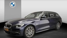 Blauw, metallic lak Gebruikt 2022 BMW 330e Executive Stationwagen | € 31.900 (Goede deal)