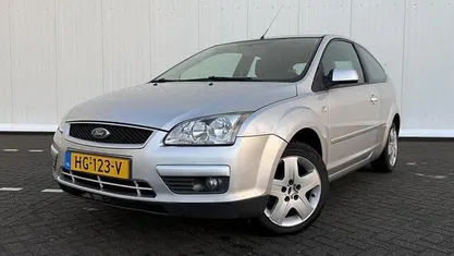 Grijs Gebruikt 2007 Ford Focus Trend Hatchback | € 2.950 (Eerlijke prijs)