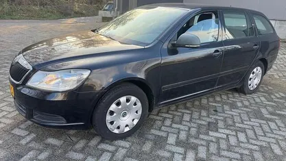 Zwart Occasion 2011 Skoda Octavia Comfort Stationwagen | € 1.800 (Eerlijke prijs)