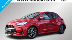 Rood, metallic lak Gebruikt 2023 Toyota Yaris Hybrid Hatchback | € 23.849 (Eerlijke prijs)