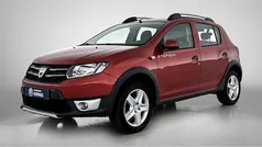 Rood, metallic lak Gebruikt 2016 Dacia Sandero Lauréate Hatchback | € 7.450 (Eerlijke prijs)