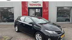 Zwart Gebruikt 2013 Toyota Auris Hybrid Hatchback | € 12.999 (Eerlijke prijs)