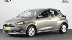 Oxyde bronze metallic (groen metallic) Gebruikt 2021 Toyota Yaris Active Hatchback | € 17.945 (Eerlijke prijs)