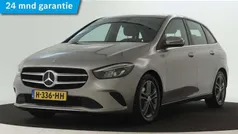 Mojavezilver metaalkleur (licht grijs metallic) Gebruikt 2020 Mercedes B180 Advantage MPV | € 22.945 (Eerlijke prijs)