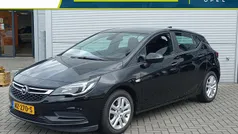 Zwart Gebruikt 2017 Opel Astra Edition Hatchback | € 14.415 (Eerlijke prijs)