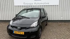 Zwart Gebruikt 2011 Toyota Aygo Cool Hatchback | € 3.445 (Eerlijke prijs)